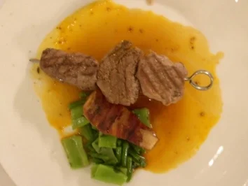 Grillspieß aus Filet vom Rind, Schwein und Lamm dazu Speck an Kartoffel-Baumkuchen - Rezept