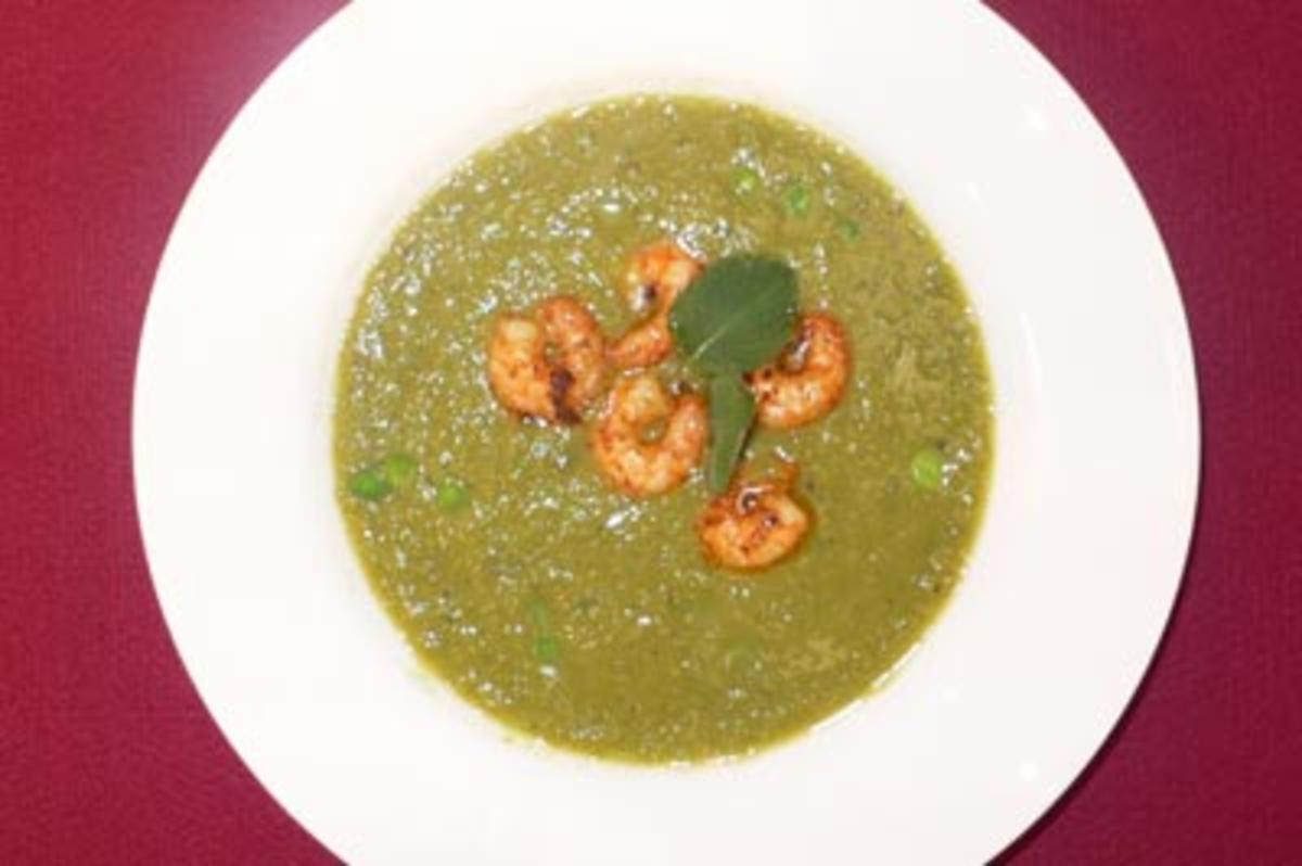 Erbsensuppe mit Erbsen grün frisch und Zuckerschoten, klein geschnitten ... Erbsensuppe mit Erbsen grün frisch und Zuckerschoten, klein geschnitten ...