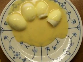 Eier in Sahne-Senfsoße - Rezept