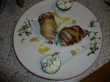 Pagasiusröllchen im Speckmantel mit Dill Creme-Fraiche in der Limette - Rezept