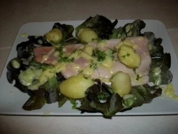 Gedämpftes Forellenfilet mit Safrankartoffen auf einem Salatkraüterbett - Rezept