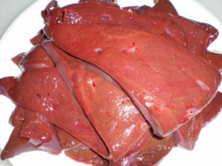 FLEISCH: Kalbsleber mit gerösteten Zwiebeln, karamellisierten Äpfeln - Rezept - kochbar.de