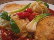 Kleine Schweineschnitzel in Käse-Eihülle an Spaghetti mit Tomatensauce - Rezept