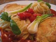 Kleine Schweineschnitzel in Käse-Eihülle an Spaghetti mit Tomatensauce - Rezept