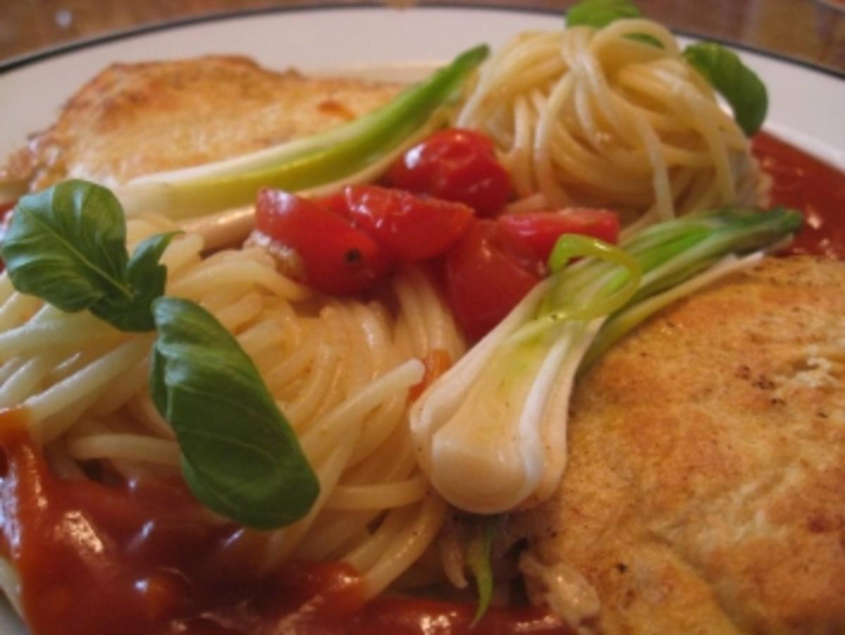 Bilder für Kleine Schweineschnitzel in Käse-Eihülle an Spaghetti mit Tomatensauce - Rezept