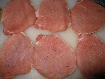 Rezept: Kleine Schweineschnitzel in Käse-Eihülle an Spaghetti mit Tomatensauce Bild Nr. 2 Kleine Schweineschnitzel in Käse-Eihülle an Spaghetti mit Tomatensauce - Rezept - Bild Nr. 2