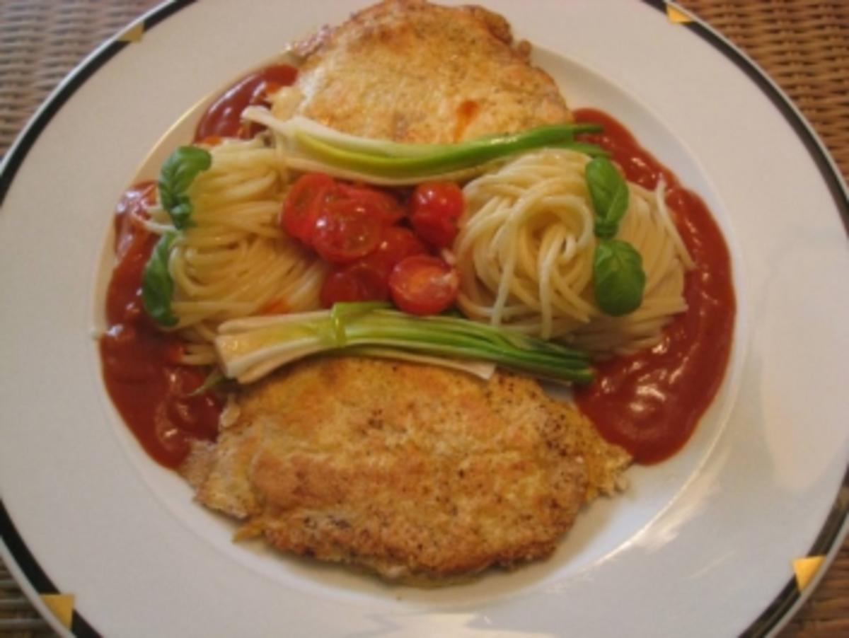 Kleine Schweineschnitzel in Käse-Eihülle an Spaghetti mit Tomatensauce - Rezept - Bild Nr. 3