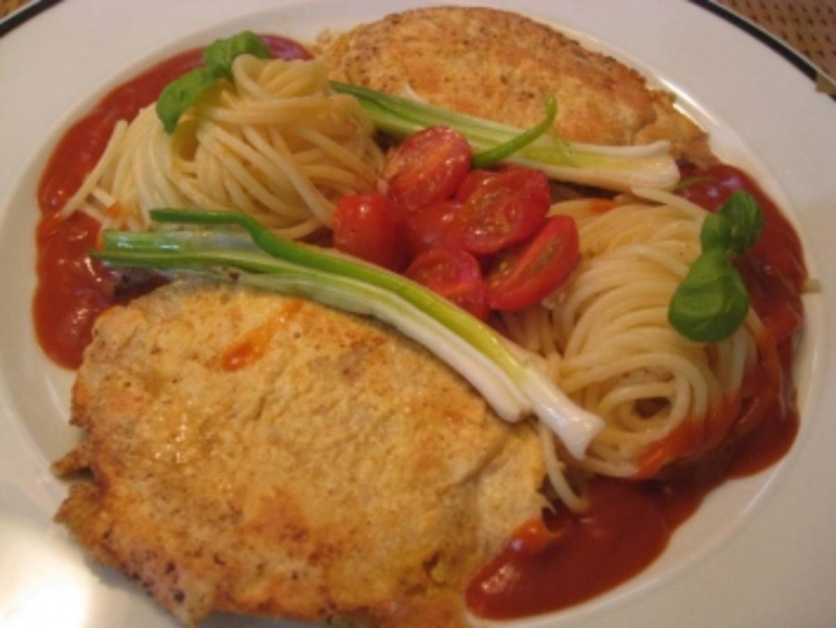 Kleine Schweineschnitzel in Käse-Eihülle an Spaghetti mit Tomatensauce - Rezept - Bild Nr. 4