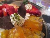 Rezept: Campari- Orangensรผlze an frischen Erdbeeren im Kรถrbchen mit warm-Kalter Vanillesabajonne Campari- Orangensรผlze an frischen Erdbeeren im Kรถrbchen mit warm-Kalter Vanillesabajonne - Rezept