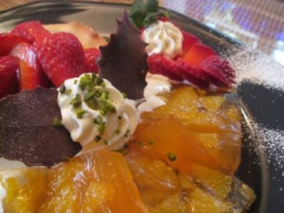 Rezept: Campari- Orangensülze an frischen Erdbeeren im Körbchen mit warm-Kalter Vanillesabajonne Campari- Orangensülze an frischen Erdbeeren im Körbchen mit warm-Kalter Vanillesabajonne - Rezept