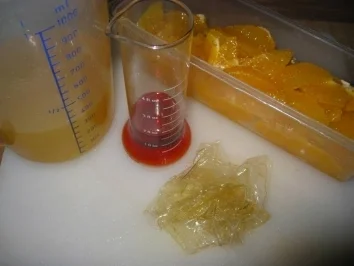 Campari- Orangensülze an frischen Erdbeeren im Körbchen mit warm-Kalter Vanillesabajonne - Rezept - Bild Nr. 3