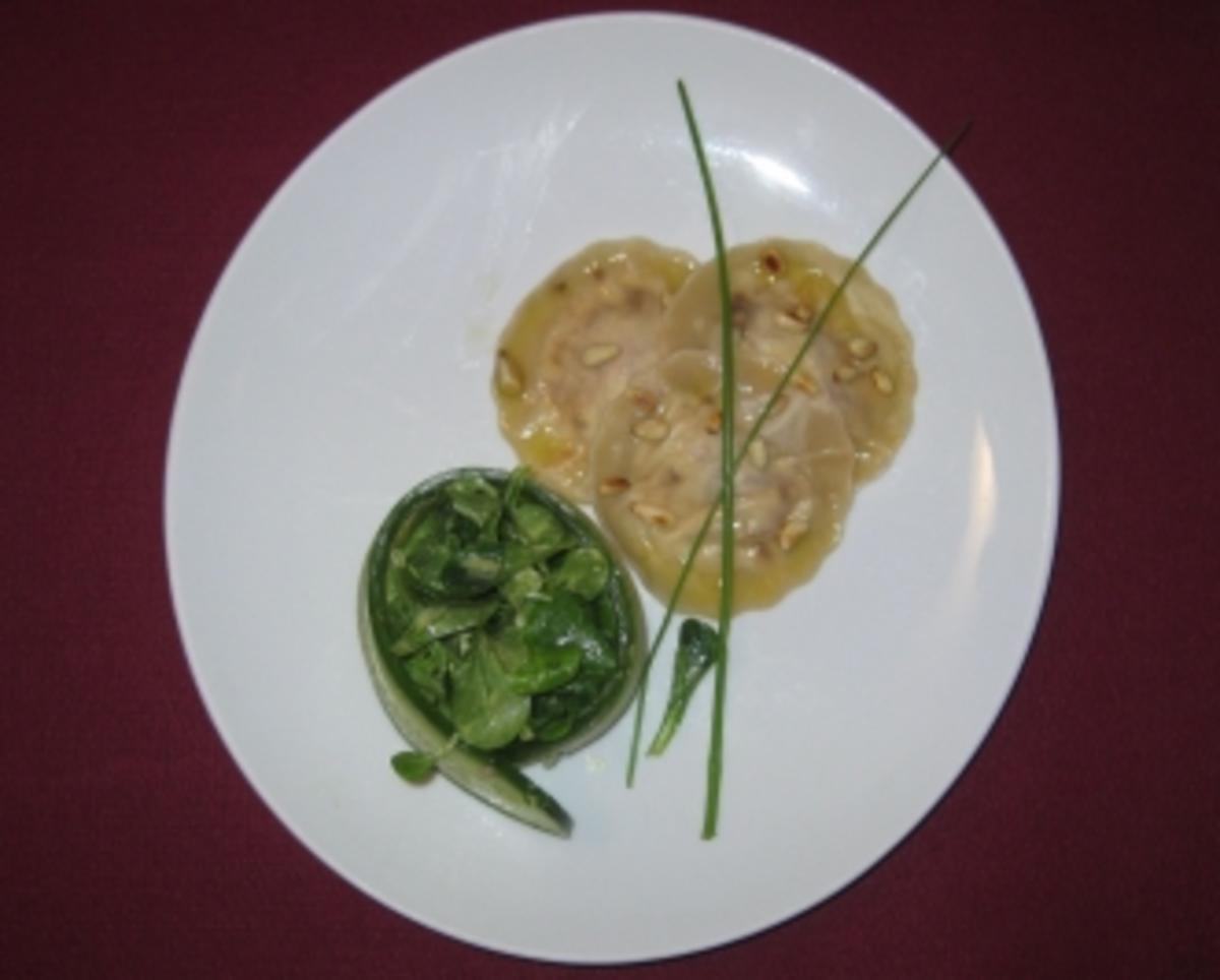Ravioli mit Butternusskürbis-Ricotta-Füllung an Salatbouquet - Rezept