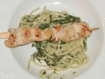 Rezept: Scharfe Spinatnudeln mit Hähnchenspießen Scharfe Spinatnudeln mit Hähnchenspießen - Rezept