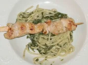 Scharfe Spinatnudeln mit Hähnchenspießen - Rezept