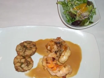 Langustenschwanz mit Chili-Orangenglacé an Koriandertalern und Salat - Rezept