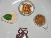 Honig-Nussjoghurt an Eierliköreis und Knusperapfel - Rezept