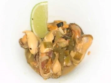 Rezept: Gedämpfte Miesmuscheln mit Paprikadressing Gedämpfte Miesmuscheln mit Paprikadressing - Rezept