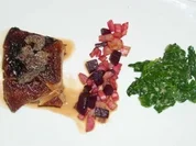 Marinierter Schweinebauch mit Rote Rübe, Schwarzwurzel, Morchel und Spinat - Rezept