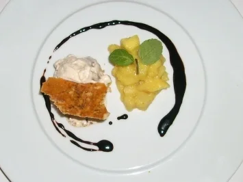 Rezept: Walnusskrokanteis mit Apfel-Birnencurry Walnusskrokanteis mit Apfel-Birnencurry - Rezept