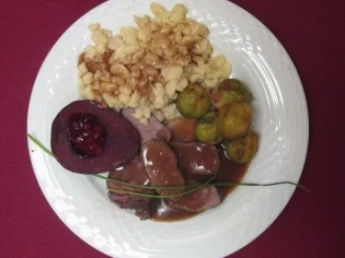 Hirschrückenfilet mit Rosenkohl und Spätzle - Rezept