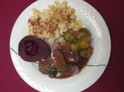 Hirschrückenfilet mit Rosenkohl und Spätzle - Rezept