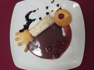 Parfait auf Schokoladenspiegel mit heißen Kirschen - Rezept