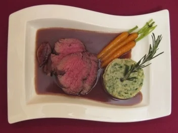 Ochsenfilet in Barolo pochiert mit Petersilienwurzelpüree - Rezept