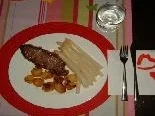 Rezept: Steaks mit Spargel überbacken Steaks mit Spargel überbacken - Rezept