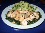Lachsfilet auf Spinatbett und Kräuter-Nudeln - Rezept
