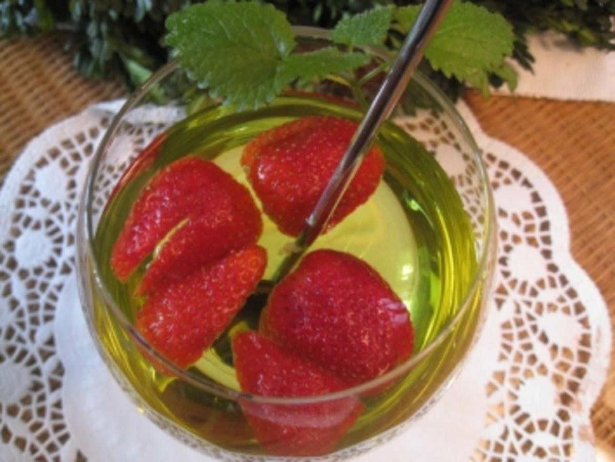 Schnelle Maibowle mit frischen Erdbeeren / der Renner - vielfach gelobt - Rezept