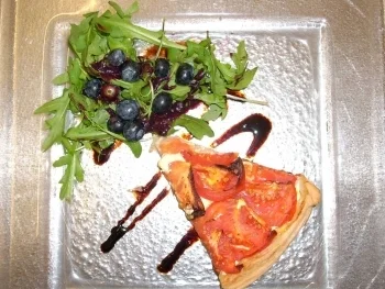 Tomatentarte mit Rucola an Blaubeer-Balsamico-Dressing - Rezept