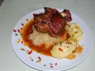 Gegrillte Schweinshaxe auf Sauerkraut mit Schmelzkartoffeln und Krautsalat - Rezept