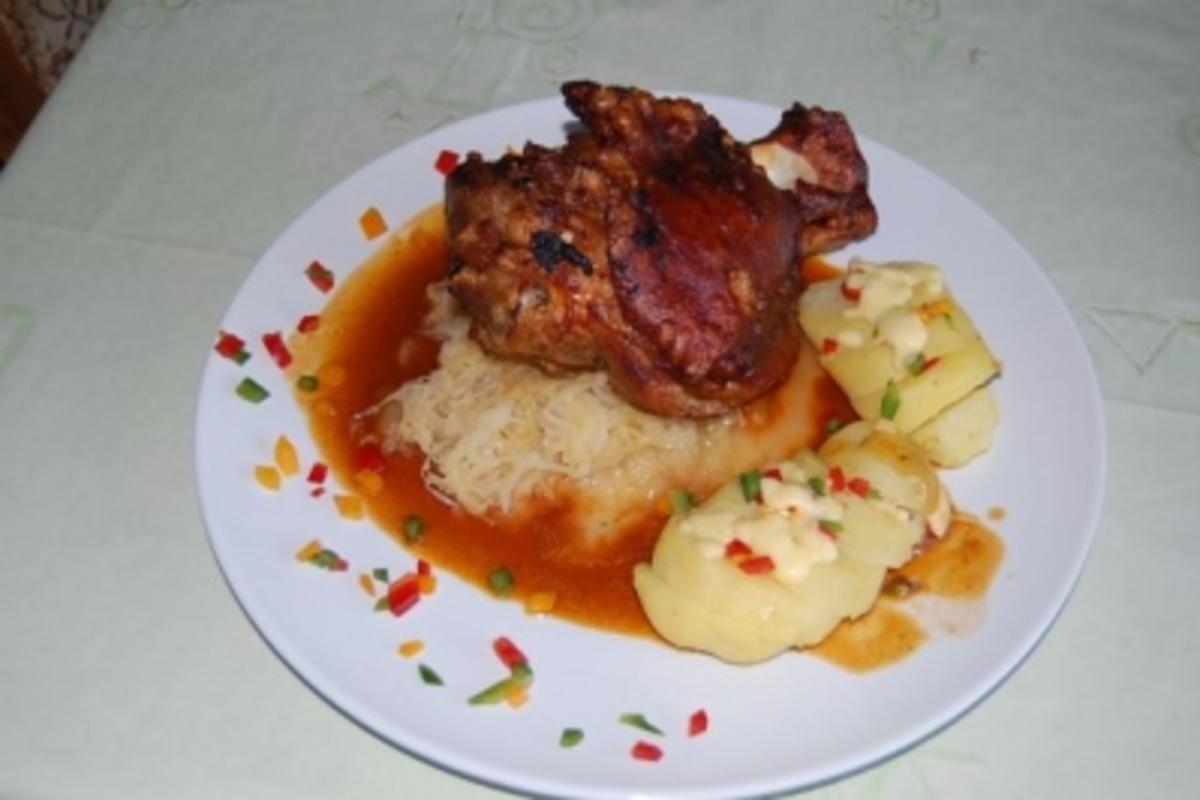 Gegrillte Schweinshaxe auf Sauerkraut mit Schmelzkartoffeln und
Krautsalat - Rezept Von Einsendungen sauerpower