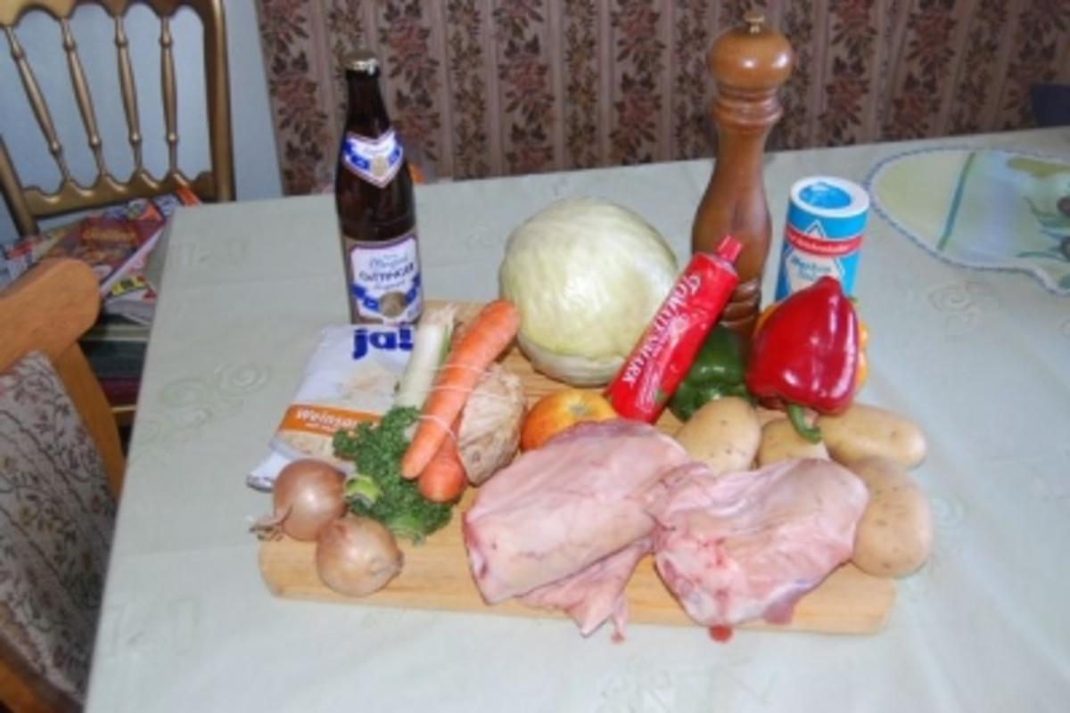 Gegrillte Schweinshaxe auf Sauerkraut mit Schmelzkartoffeln und Krautsalat - Rezept - Bild Nr. 2