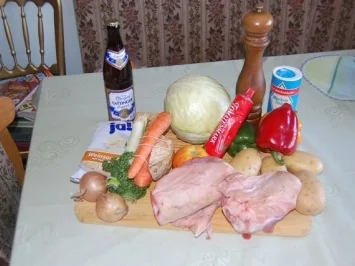 Gegrillte Schweinshaxe auf Sauerkraut mit Schmelzkartoffeln und Krautsalat - Rezept - Bild Nr. 2