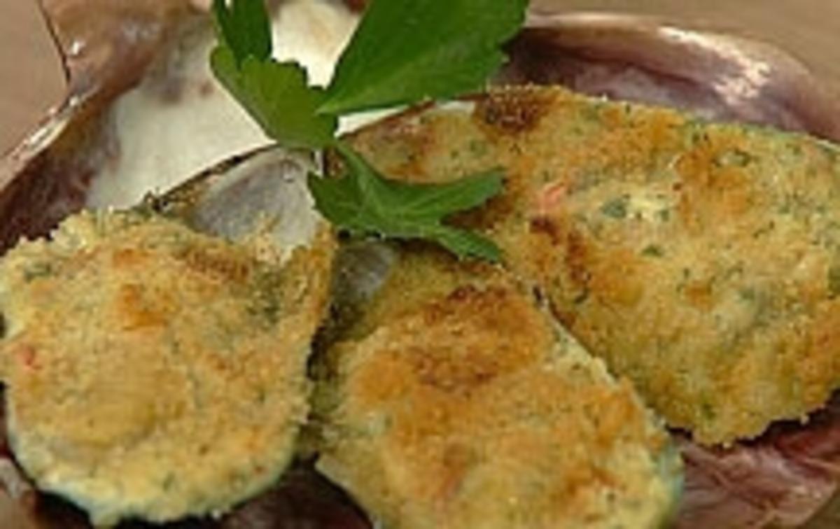 Muscheln mit Knobi-Béchamel und Bröseln überbacken - Rezept