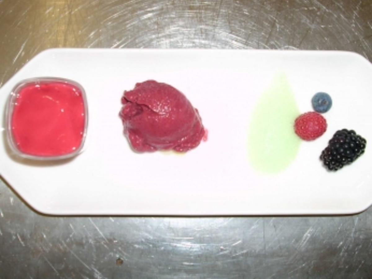 Waldbeeren Eis mit Waldmeisterschaum und Himbeerespuma - 72 kcal/100g