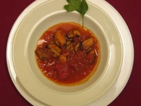 Miesmuscheln in Rotwein geschmort mit Tomatensoße und Petersilie - Rezept