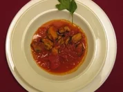 Miesmuscheln in Rotwein geschmort mit Tomatensoße und Petersilie - Rezept