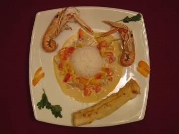 Atlantikzunge in Kokosmilch mit Paprika, Zwiebeln und Krabben - Rezept