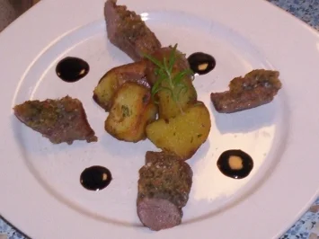 Lammfilet mit Kräuterkruste, Rosmarinkartoffeln und Balsamicojus - Rezept