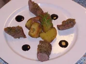 Rezept: Lammfilet mit Krรคuterkruste, Rosmarinkartoffeln und Balsamicojus Lammfilet mit Krรคuterkruste, Rosmarinkartoffeln und Balsamicojus - Rezept