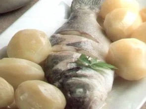 fisch seebarsch im wein - Rezept