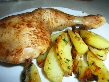 Rezept: Hähnchenkeule in roter Lackkorsage an Bratkartoffelnspalten Hähnchenkeule in roter Lackkorsage an Bratkartoffelnspalten - Rezept