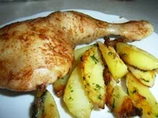 Hähnchenkeule in roter Lackkorsage an Bratkartoffelnspalten - Rezept