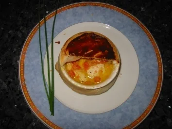 Hänchenbrust auf Lauch unter der Blätterteighaube - Rezept