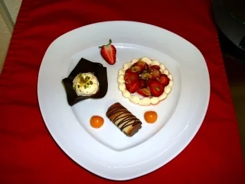 Erdbeersalat mit Vanillesahnecreme im Schokoförmchen - Rezept - Bild Nr. 2