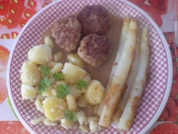 Frischer Spargel mit Salzkartoffeln und Klopsen - Rezept