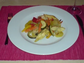 Rezept: Marinierte Hähnchenbrust auf einem Kartoffel-Gemüsebett Marinierte Hähnchenbrust auf einem Kartoffel-Gemüsebett - Rezept