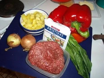 Gefüllte Paprikaschoten auf Rosmarienkartoffeln an kalter Gurkensauce - Rezept